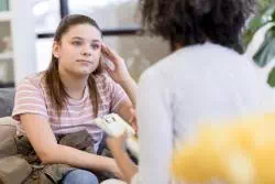 dziewczynka na sesji u psychologa